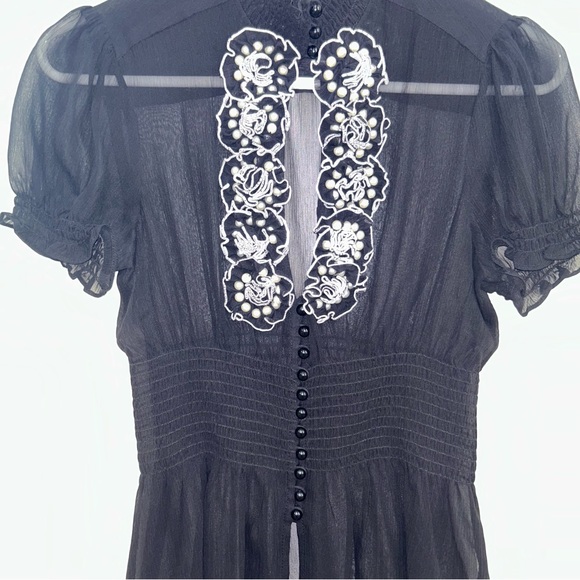 Bebe Silk Chiffon Flower Detail w pearls/Buttons Keyhole Top Vintage inspire S - Picture 5 of 8